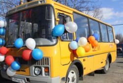 Владимир Печеный передал новый школьный автобус поселку Омчак