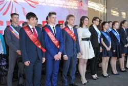 На Магаданской площади прошел городской бал выпускников
