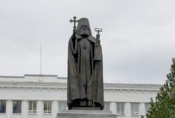 В Магадане установлен памятник святителю Иннокентию