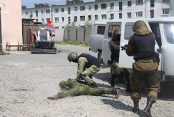 Юные колымчане посетили базу магаданского ОМОНа