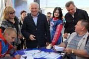 Удостоверение под номером один участника общественного движения Колымское братство вручили губернатору Владимиру Печеному