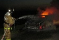 Колымские пожарные ликвидировали возгорание автомобиля в п. Сеймчан
