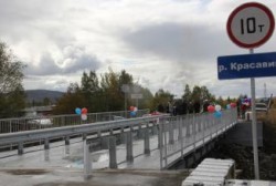 В пос. Стекольный открыли новый мост через реку Красавица