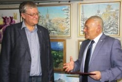 Губернатор поздравил с юбилеем колымского художника Константина Кузьминых