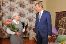 Мэр Магадана Сергей Абрамов поздравил с 90-летним юбилеем ветерана Великой Отечественной войны, труженицу тыла Александру Петровну Курьянову