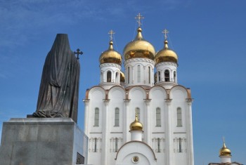 В Свято-Троицком соборе г.Магадана трое вооруженных преступников "захватили" в заложники около 10 прихожан и служащих храма