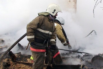 Сотрудники пожарной охраны ликвидировали загорание двух частных гаражей в п. Палатка