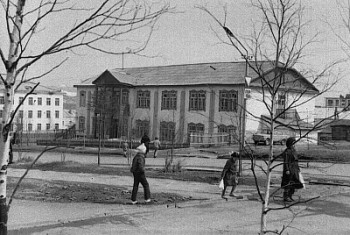 61 год назад (1954) в Магадане открыта детская музыкальная школа, ныне ДМШ №1