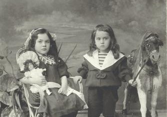 Выставка «Детская мода. 100 лет назад» будет экспонироваться в Магаданском областном краеведческом музее