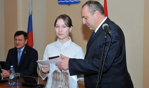Из рук мэра Магадана Юрия Гришана лучшие школьники колымской столицы получили паспорта Российской Федерации