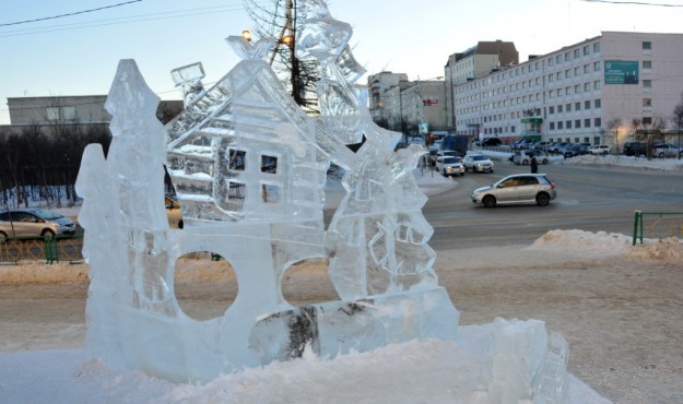 Якутские мастера украсили Магадан ледяными скульптурами
