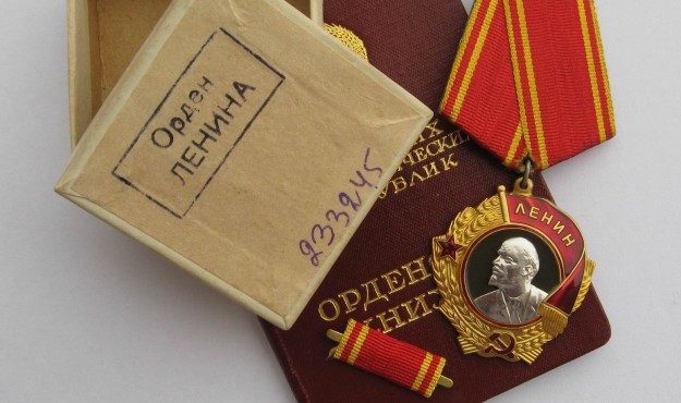 11 января 1941 года Указом Президиума Верховного Совета СССР за перевыполнение плана добычи золота и олова в 1940 г. дальстроевцы получили государственные награды