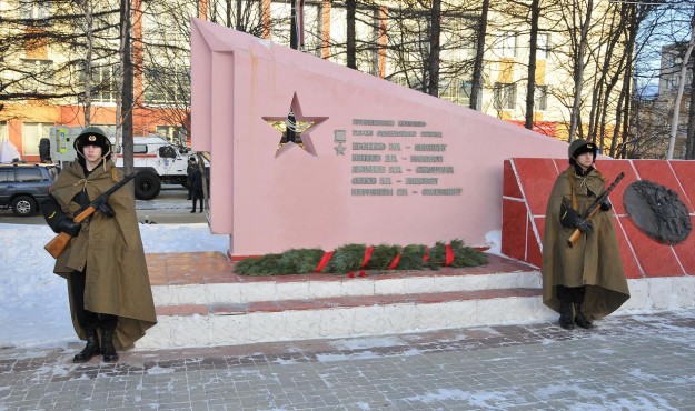 В Сквере Победы прошла торжественная церемония возложения цветов к монументу «Узел памяти»