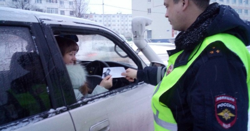 Автоинспекторы в Магадане вручают водителям детские письма с просьбой соблюдать Правила дорожного движения