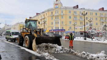 Специалисты муниципального учреждения «ГЭЛУД» переходят к ямочному ремонту дорог и мойке улиц