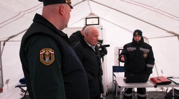Губернатор проверил готовность передвижного пункта МЧС к приему пострадавших на случай ЧС