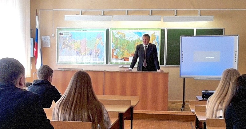 Депутат Михаил Котов рассказал старшеклассникам о героическом прошлом Колымы