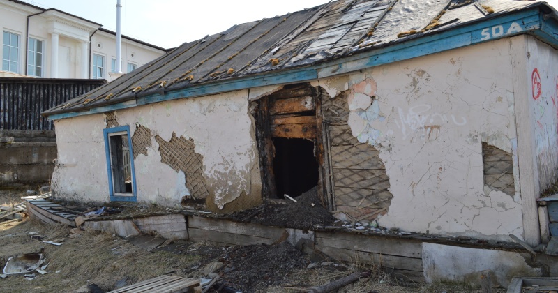 Из-за прописанных людей, в самом центре Магадана,  не могут снести старый разрушенный барак