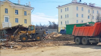 Во дворах исторического центра Магадана муниципальные службы продолжают снос заброшенных строений