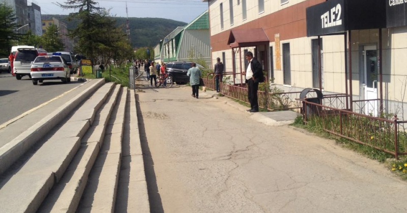 Джип врезался в здание миграционной службы в Магадане