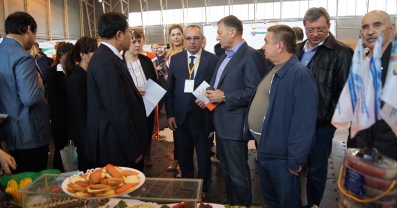 Президент Магаданской Ассоциации рыбопромышленников  Михаил Котов представил наши морепродукты гостям региона