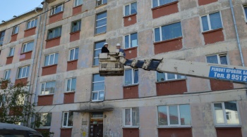 В магаданском доме на проезде Вострецова завершился капитальный ремонт крыши
