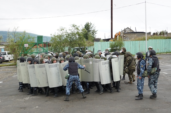 Сотрудники Магаданского УФСИН провели тренировку по пресечению массового неповиновения осуждённых