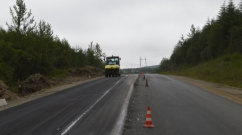 На дороге из Магадана в аэропорт Сокол ведутся работы по реконструкции двух участков общей протяженностью более 8 км