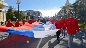Магаданцы отметили День Государственного Флага торжественным шествием по центру города