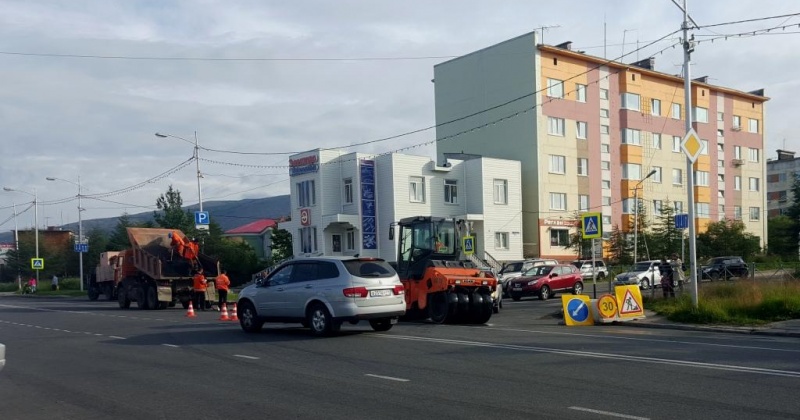 Более 5 тысяч квадратных метров свежего асфальта уложено на дорогах Магадана предприятием ГЭЛУД