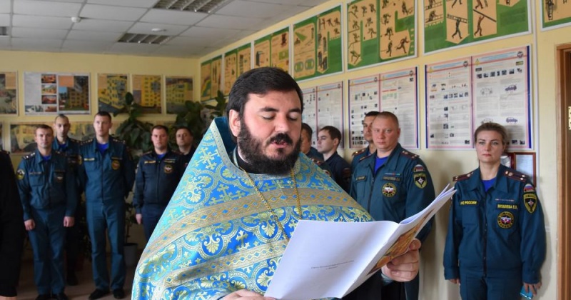 В магаданской пожарно-спасательной части №20 Федеральной противопожарной службы МЧС России совершен молебен перед иконой Божией Матери «Неопалимая Купина»