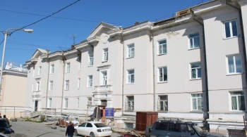 Мэр Магадана Юрий Гришан оценил ход капитального ремонта дома № 3 по улице Портовой