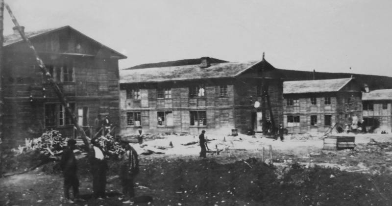 15 октября 1932 года из Ленинграда в Магадан были доставлены первые двухэтажные щитовые дома