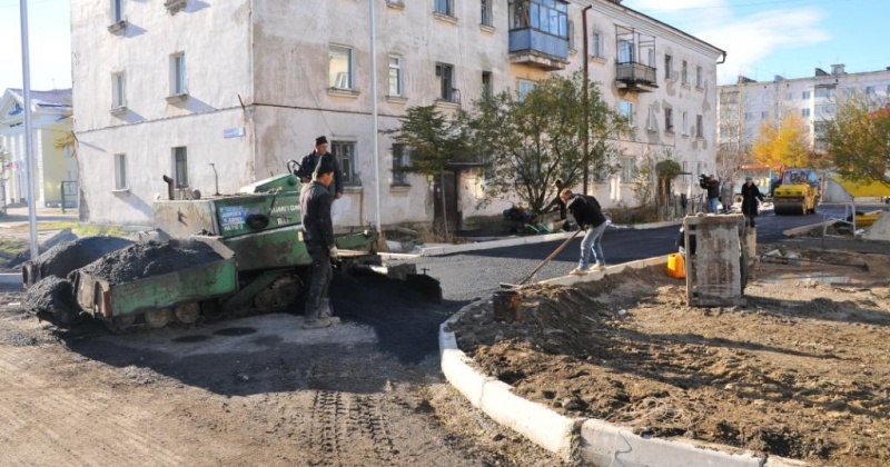 Отсутствие снега позволяет коммунальным службам продлить работы по благоустройству магаданских дорог и дворов