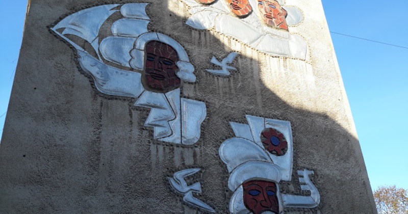48 лет назад в г. Магадане на торце дома № 32 по проспекту Карла Маркса выполнено панно «Первооткрывателям и первостроителям Колымы и Чукотки»