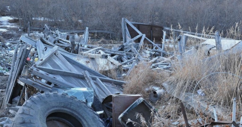 Разбитые машины, брошенные тракторы, сгоревшие здания представляют опасность для жизни и здоровья жителей ул.Репина