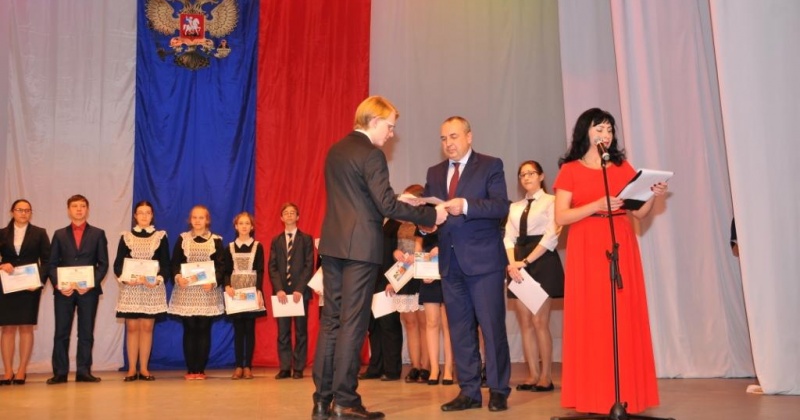 71 юный магаданец будет получать стипендию мэра в размере 2500 рублей