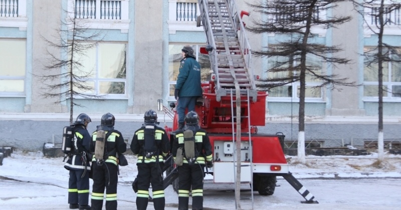 43 пожарных  10 единиц техники "тушили" пожар в магаданском театре