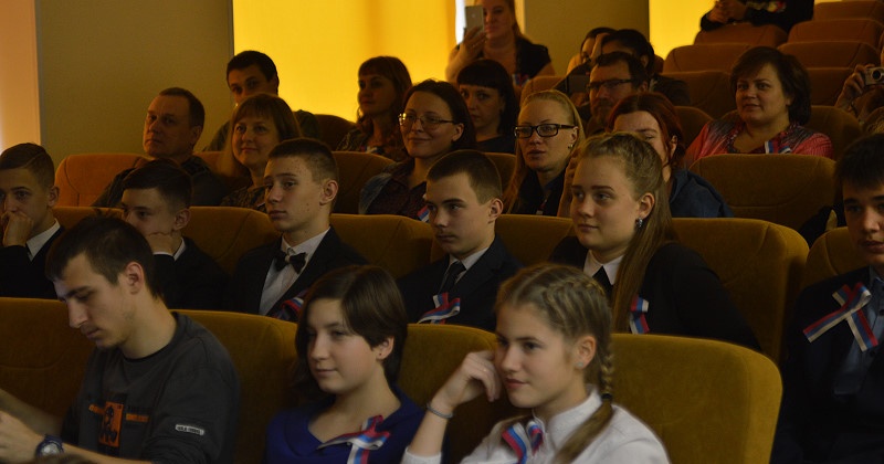 Более 30 магаданских школьников в День Конституции РФ получили паспорта