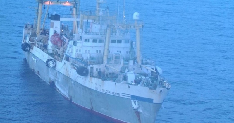 Тяжелобольного эвакуировали с судна магаданские спасатели