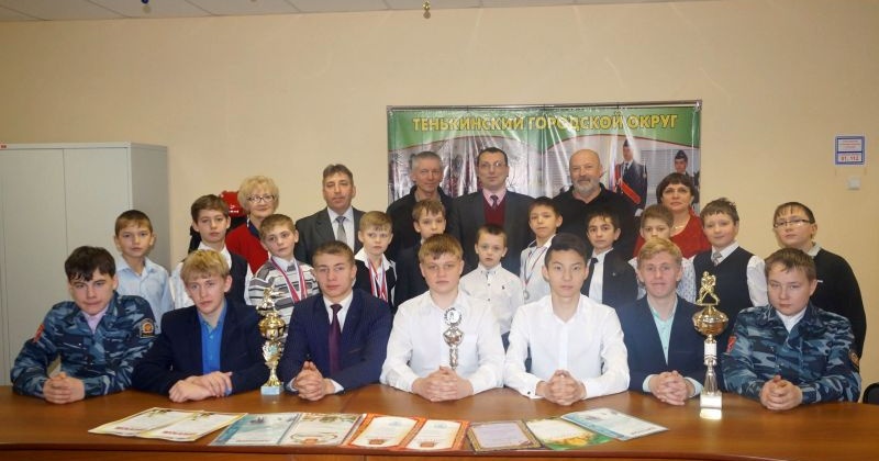 Спортивную экипировку получили юные хоккеисты Тенькинского района