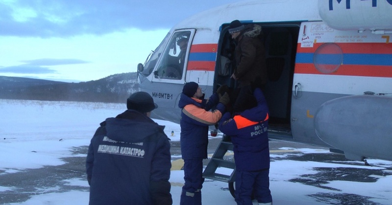 Колымчанина, получившего травму катаясь на снегоходе, эвакуировали на вертолете