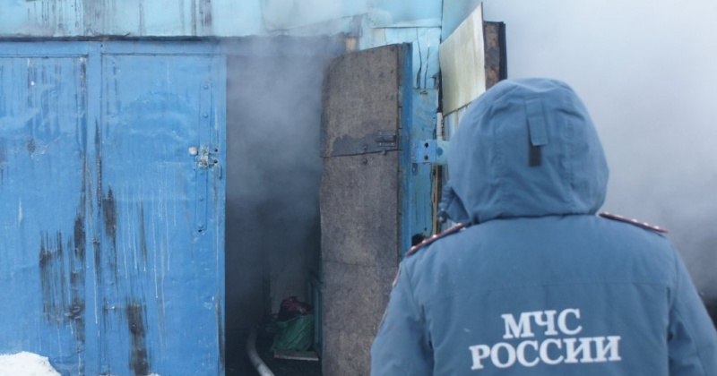 Пожарные поселка Усть-Омчуг ликвидировали возгорание гаража
