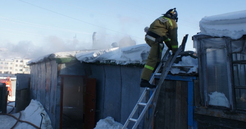 Сотрудники пожарной охраны ликвидировали загорание частного дома по ул. Карьерная в г. Магадане