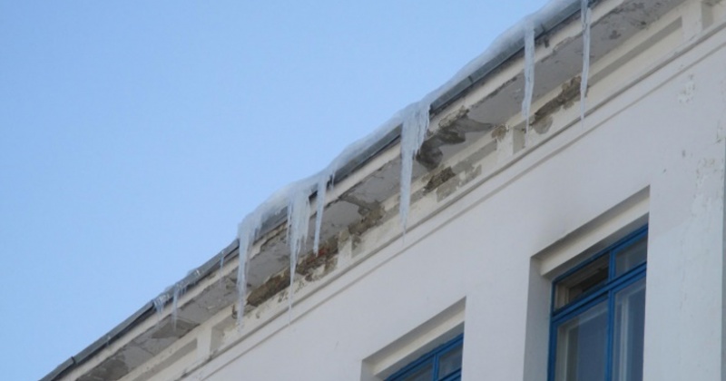 Удаление ледяных глыб и сосулек с крыш - одна из самых актуальных задач благоустройства Магадана в зимний и весенний периоды