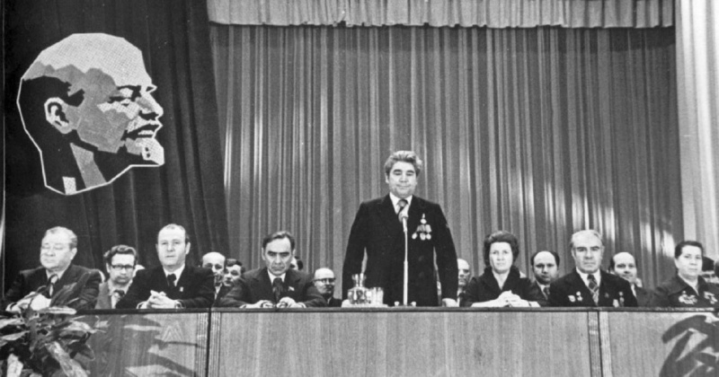 37 лет назад г. Магадан был награжден переходящим Красным знаменем ЦК КПСС, Совета Министров СССР, ВЦСПС и ЦК ВЛКСМ
