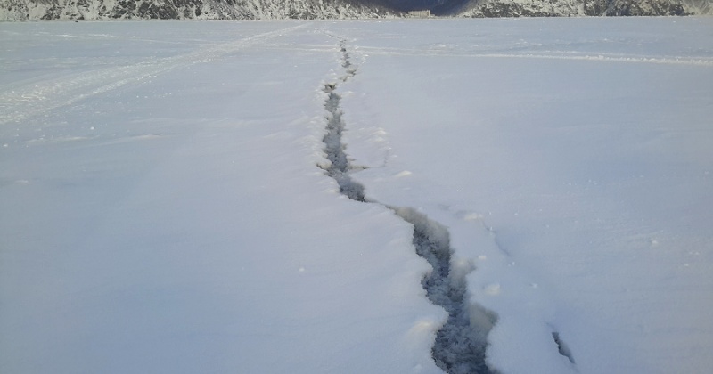 Выход и выезд на припайный лед Охотского моря опасен
