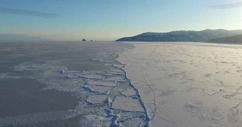 Лед в бухте Гертнера повсеместно покрыт сетью сухих нитевидных, крестообразных трещин