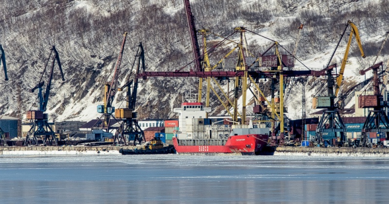 В Магаданском морском торговом порту в течение года реконструируют четвертый и пятый причалы