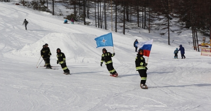 Пожарные магаданского МЧС России провели флэшмоб на горнолыжной базе